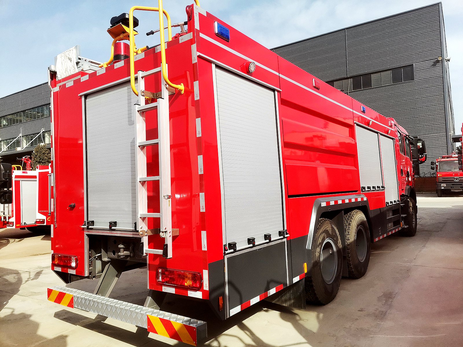 豪沃后雙橋干粉泡沫聯(lián)用消防車