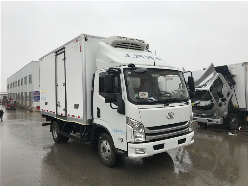 上汽躍進C500自動擋4.2米冷藏車