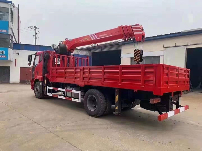 解放單橋三一8噸吊機(jī)