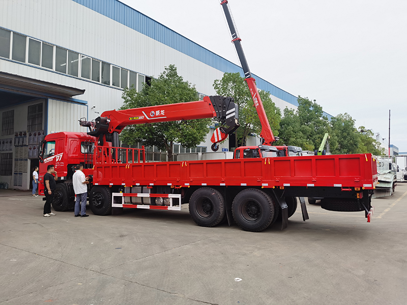 東風(fēng)專底D7前四后八隨車吊