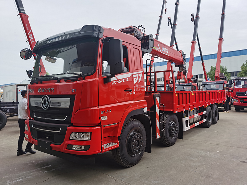 東風(fēng)專底D7前四后八隨車吊