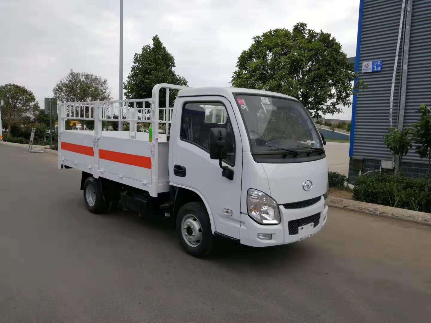 躍進(jìn)3.3米氣瓶運(yùn)輸車