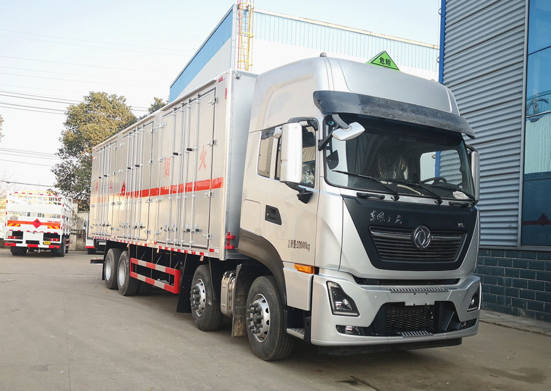 東風天龍 9.6米易燃氣體廂式運輸車