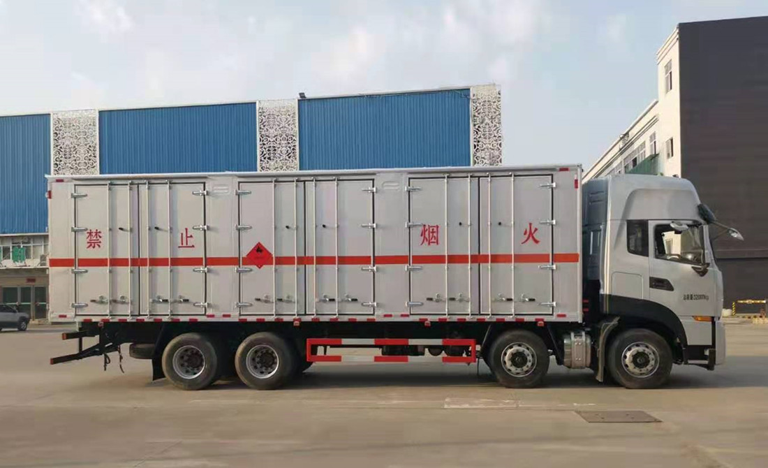 東風天龍 9.6米雜項危險品廂式運輸車